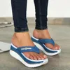 Klädskor kvinnors mode sommar 2023 stora sandaler tjocka bottnar tå separatorer och korsband utomhus slitage strand avslappnad