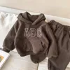 Pyjama's Winterkleding voor baby's 18 tot 24 maanden warme en dikke jongen met lange mouwen en pluche top broek set gestreept T-shirt katoen 231122