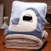 Filtar Cartoon Shark Cushion Kudde Filt 2 i Summer Quilt Cute Home Car Travel tupplur för barn GIRK GIFT 231123