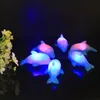 Baby Bath Toys Dolphin Bathtub Toy Childrens LED BLEATING Strand Lysande flytande simningsgummi anka 231122