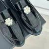 Kvinnors klädskor designer blommor loafers glider på chunky plattform klackar balett sko damer utomhus fritidskor kohud svart casual sko för fest icke-halkfria sulor