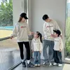 Aile Eşleşen Kıyafetler Ebeveyn-Çocuk Eşleştirme Pıhtı Koreli Çocuk Giysileri Bahar Anne Baba Oğul Kızı Aynı Sweatshirt Aile Giyim 231123