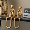 Figuritas de objetos decorativos, adornos dorados de resina de estilo europeo, accesorios de sala de estar, escultura de escritorio moderna para personas, regalos