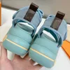 Archlights Sandal Dam designerplattformssandaler modell tar sin sportiga estetiska och överdimensionerade vågformade gummi yttersula från den ikoniska Archlights sneaker