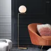 Golvlampor American Nordic Minimalist Lamp vardagsrummet SOFA SOFA SOMBUT Siden Study Lätt lyxig vertikal designer