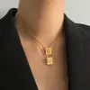 CE inte blekna liten guldfärghänge medalj Square Initials Halsband Kvinnlig ljus lyx nischdesign avancerad ins modebenbenkedja