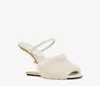 Italien varumärke första sandaler häl pumpar skor kvinnor spetsy-tå kalv läder naken svart vit pumpar party klänning skulpturell f-formad häl lady kil slingback sandal