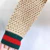 Ontwerper geborduurd letterpatroon kleurblokken uitgesneden gebreide trui met een slanke pasvorm en slanke pasvorm, nieuwe top voor herfst en winter 2023