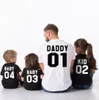 Roupas de roupas familiares roupas parecem algodão camiseta papai mamãe garoto bebê bebê engraçado letra impressão número tops tees verão 230424