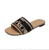 Designer glider kvinnor broderade tyg Slide Luxury Slipers Summer Beach Ladies Walk Sandals Fashion Low Heel Flat Slipper Shoes Storlek 37-42 PD686