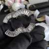 Modedesigner-Brosche für Frauen, Goldschmuck, einfache Damen-Buchstabenbrosche, Anti-Glitzer-Anstecknadel, Korsage, Kleid-Accessoire-Anstecknadeln, Damen-Perlenbroschen, Leency-Brosche