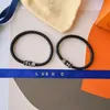 Pulsera de cuero de lujo negro Pulsera de cuero de diseño navideño Diseño clásico Regalos de amor de cumpleaños Pulsera Joyería de boda de alta calidad al por mayor