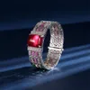 Bracciale con fiocco con catena in osso di serpente placcato con diamanti. Gioiello femminile con separazione dei colori