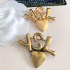 Luxury Designer Brand Heart Brosches Classic Rätt brev Logo Brosch Ny julguldpläterade broscher Bröllopsmycken Pins Design för kvinnor Gift Brosches