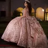 Rosa glänsande bollklänning quinceanera klänning tyll applikationer pärlor blommor bow off axel söt 15 16 år födelsedagsfest formella klänningar
