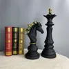 장식용 물체 인형 Northeuins Resin Retro International Chess Interior King Knight Sculpture Home Desktop 거실 장식 230422