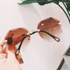 Okulary przeciwsłoneczne w stylu Korean Glasess for Woman Fashion okrągły kształt krawędzi krawędzi bez metalowej nogi kobiety