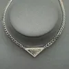 Designer Argent Or Rose Blanc Couleur Collier Femmes Triangle Lettres Tendance Punk Émail Cool Street Femmes Pendentifs Colliers Chaînes Pour Dames Bijoux De Luxe