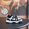 Pierwsze Walkers Classic Black White Sneakers Kids Spring Sport Buty Design Boys Flat Trainer Zapatos Dziewczęta oddychające obuwia szkolne 231123