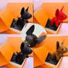 Designer de luxo dos desenhos animados animal pequeno cão chaveiro acessórios chaveiro couro do plutônio carta padrão carro chaveiro jóias presentes com caixa 7 cores