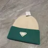 Berretti/berretti con teschio Designer Autunno e inverno Triangolo invertito Lettera Cappello lavorato a maglia Coppia Moda Rete versatile Marchio Marea rossa Lana O4IC