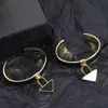 Anello semicircolare in oro Bracciale da donna con ciondolo di design P Blocco a forma di fibbia Corda a mano Bracciale casual da uomo di design