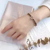 Klassisk designklöver Monogram Bangle Designer Märke Luxury Jewel Christmas Gifts Wedding Leather Bangle Women Fashion Style Love Smycken Armband