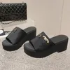 23SS Bayan Platform Kama Topuklu Terlik Tasarımcı Klasik Yeşil Pembe Slaytlar Üzerinde Kayma Bayanlar Flip Flip Flip Flops Açık Plaj Ayakkabı Kızlar Casula Luxurys Retro Siyah Katırlar
