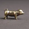 Oggetti decorativi Figurine Ottone puro Piggy Trasporto Portachiavi Ciondolo Zodiaco Maiale Ornamento da tavolo Piccolo Bronzo 231124