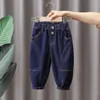 Jeans chłopcy dziewczynki fajne dżinsy wiosna i jesienne spodnie w stylu Korea Zwięzły swobodny luźne spodnie dziecięce odzież letnie spodnie 230424