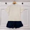 23SS Bebek Set Çocuk Setleri Çocuk Trailsuit Çocuk Tasarımcı Giysileri Erkek Mektup Logo Baskı Kısa kollu T-Shirt Elastik Bel Nakış Plaj Pantolon Takım Bebek Giysileri