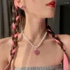 Catene Accessori Y2K Ciondolo a forma di cuore di pesca in cristallo rosa Collana di perle imitazione Croce di metallo Elegante catena di clavicole con fascino dolce e fresco