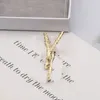 Individualidad Chapado en oro Marca Diseñador Letras Broche Moda Mujeres famosas Letra de metal Perla Parejas de lujo Cristal Rhinestone Traje Pin Accesorios de joyería