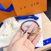 Klasyczna skórzana bransoleczka marka marka luksusowa biżuteria Kobiety uwielbiają bransoletka z bransoletki wysokiej jakości skórzana bransoletka z urodzinową przyjęciem weselny nowa bransoletka urok