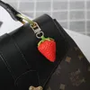 Porte-clés 1pc fraise fruits porte-clés femmes fille amie bijoux simulé nourriture créative porte-clés de voiture airpods boîte accessoires