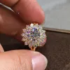 Anelli a grappolo Anello di pietra femminile di lusso con zirconi bianchi Anello di fidanzamento color oro argento carino Fascino Sposa Anelli di nozze con fiori di cristallo per le donne 230424