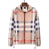 Varumärkesdesigner Mens Casual Jackets Retro British Khaki Plaid Hooded Jacket Spring Autumn Youth Men Leisure Hoodie Coat Outdoorwear Luxury Zippy Coats Tops kläder