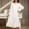 女性用スリープウェア秋の長袖コットンプリンセスナイトドレスコートレトロ延長妊娠中のパジャマの白い大きな家庭服
