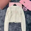Kvinnors tröjor Designer Designer Classic Women's Round Neck Letter Brodery Twist Pullover Cartoon Jacquard Sticked Wool Korean Top Yvy5