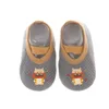 Scarpe per primi camminatori per bambini Scarpe estive in rete traspirante antiscivolo per bambini con suola morbida e calzini Cartoon Home Thin Baby Floor