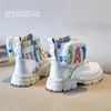 Athletic Outdoor Fashion Literary Print Pocket Boots Girls Brand Design Belt Booties Kids Patent Leatherette Thick Sole Checkered Ankle Shoes 231123