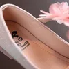 Tênis sapatos de couro para crianças, flores brilhantes princesas para casamentos, apartamentos na primavera vestido de verão 230424