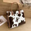 Kvällspåsar 2023 Övre handtag Retro Cow Leopard Print PU LÄDER PLUSH DESIGN Autumn Winter Fashion Små kvinnor handväskor