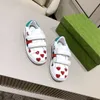 Lyxdesigner Kidsskor Buckle Strap Baby Shoe Size 26-35 Box Packaging Shiny Red Heart Girl Boy Toddler Sneakers Nov25