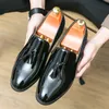 New Designer Uomo British Pointed Tassel Paillettes Abito da sposa Scarpe in pelle Mocassini Prom Homecoming Calzature Zapatos Hombre