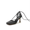 Сандалии кружевные высокие каблуки Женщины сексуальные черные сетевые кожаные квадратные дизайнерские туфли для вечеринки шикарные лодыжки лето