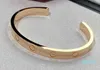 Guldmaterial lyxkvalitet charm öppnade armband med rund design i tre färger pläterade har stämpelbox