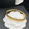 2023 Högkvalitativ designer Medusa Gold Plated Bangle örhängen Set Guld Buckle Armband Fashion Smycken Män och kvinnor armband