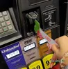 Keychains nyckelkedjor Söt dragerklipp ATM Pompom Women Keychain Charm Acrylic Debit Grabber för långa naglar