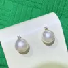 Orecchini a bottone con perle bianche naturali-oceano rotonde da 9,5-10 mm in oro ad alta lucentezza da donna a vela
